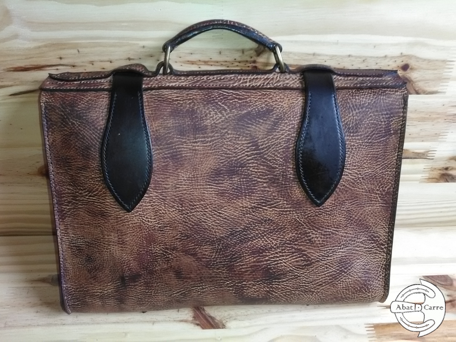 création Abat-Carre. Cartable en cuir vachette aspect vintage. création Abat-Carre. Cartable en cuir vachette aspect vintage.