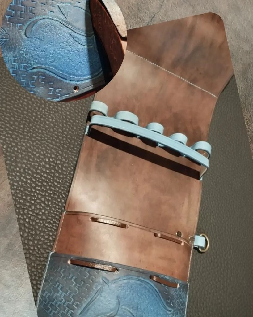 Carquois de tir à l'arc à cheval.
niveau compétition, 30 flèches, en cuir rigide.
ventral avec un angle d'orientation des flèches permettant de récupérer son chargeur ou ses flèches à l'unité très rapidement.