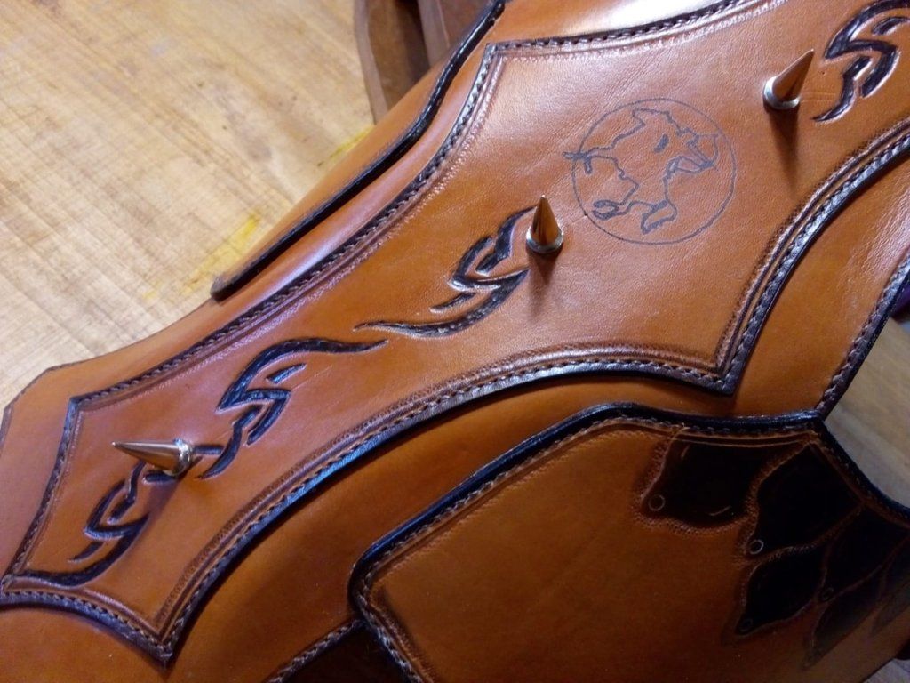 chanfrein de spectacle, matelassé, cuir repoussé et pointes metal, realisé sur mesure pour un cavalier archer.