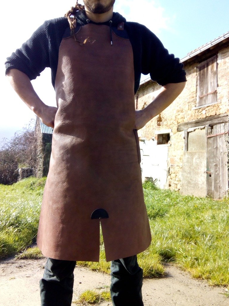 tablier de forge, bretelles croisées dans le dos, poche latérale, en cuir gras 2,5mm