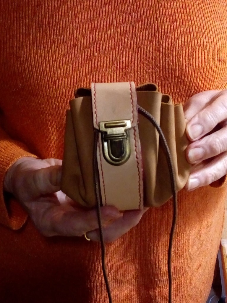 bourse en cuir, realisation stage demi-journée